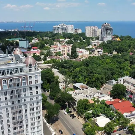 Bel'etazh S Vidom Na Teatr Muzkomedii * Odesa