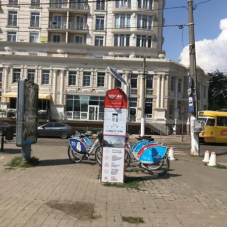 Bel'etazh S Vidom Na Teatr Muzkomedii *