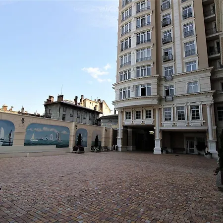 Bel'etazh S Vidom Na Teatr Muzkomedii Odesa